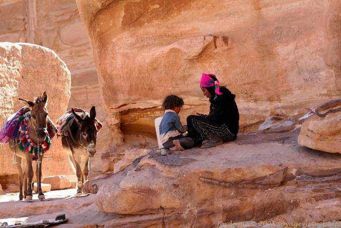 Beduinen, ihre Kinder und ihre Esel betragen Deir - Petra - Jordanien