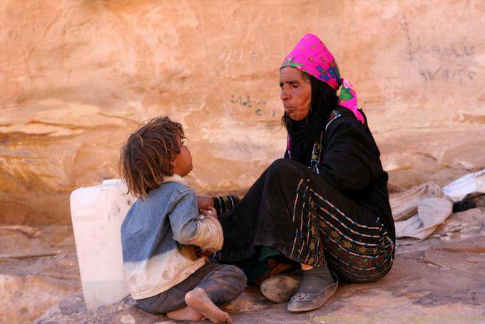 Diskussion zwischen indigenen im Anstieg auf 800 Schritte Deir - Petra - Jordanien