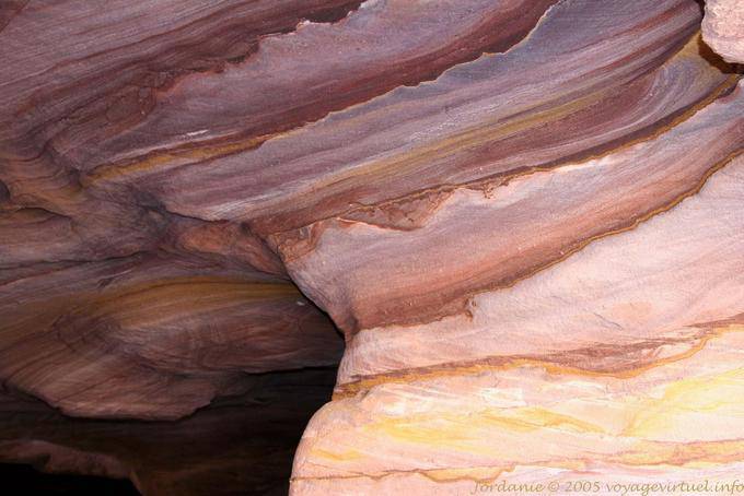 Farbe hinter der Promenade von Deir, PETRA - Jordanien