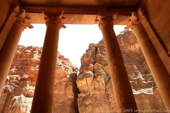 Kolonnaden El-Khazneh (das Schatzamt) Blick von innen, Petra - Jordanien
