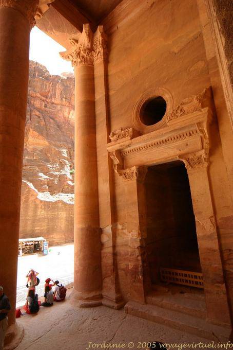 Tür eines der drei kleine Zimmer, Petra Khazneh - Jordanien