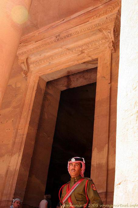 Soldat bewacht den Schatz, Petra Khazneh - Jordanien