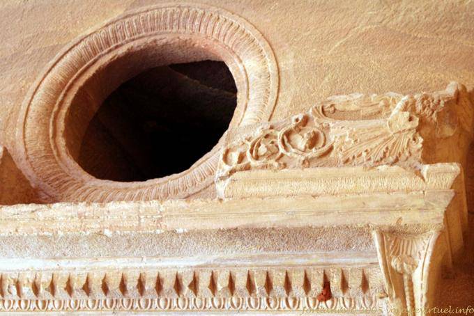 Bullauge in der Fassade, Petra Khazneh - Jordanien