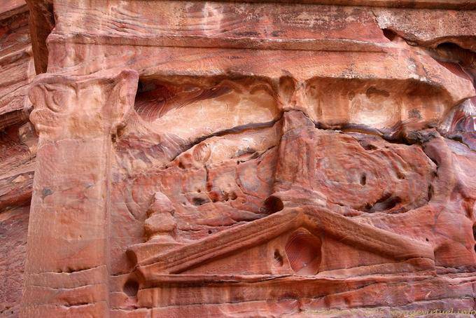 Spalte und Giebel mit der alten Rock durch Erosion, Petra Khubta - Jordanien