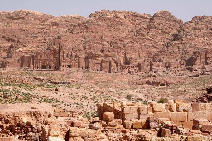 Übersicht der Königsgräber in der Felswand, Petra Khubta - Jordanien