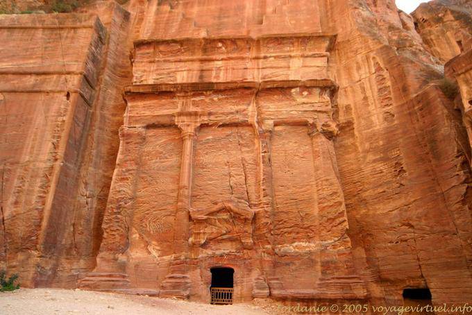 Fassade eines Tempels, Straße der Fassaden in Petra Khubta - Jordanien
