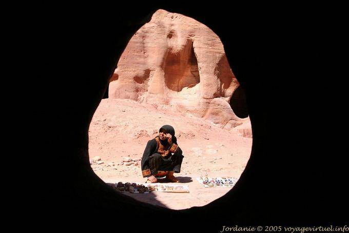 Souvenirverkäufer sehen ein Schlüsselloch, Petra Khubta - Jordanien