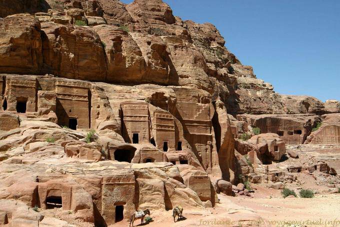 Gräber Türme Zinnen Dekor, Petra Khubta - Jordanien