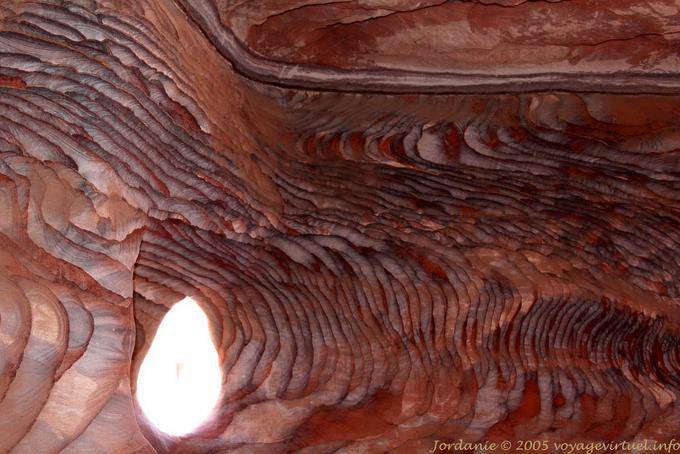 Eine mehrfarbige Innengrabfassaden Straße, Petra Khubta - Jordanien