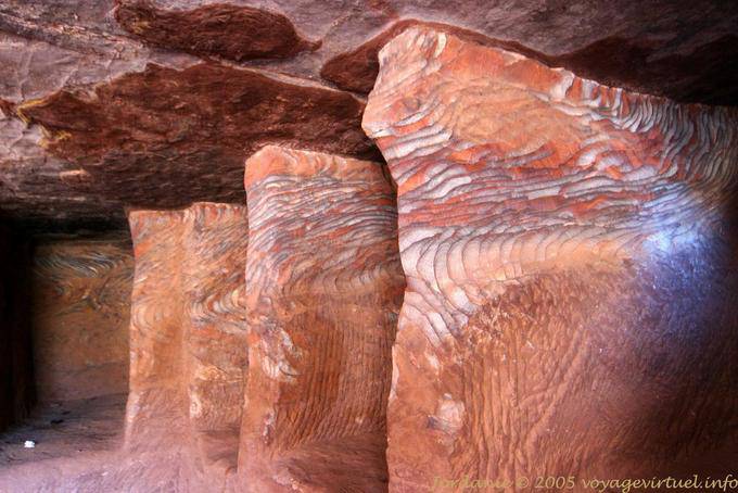 Sandsteinsäulen im Inneren eines Raumes, Petra Khubta - Jordanien