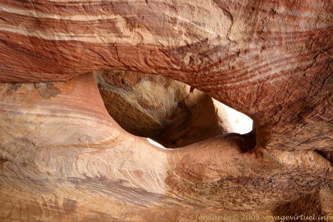 Formen und natürlichen Farben der Felsen in der Felswand, Petra Khubta - Jordanien