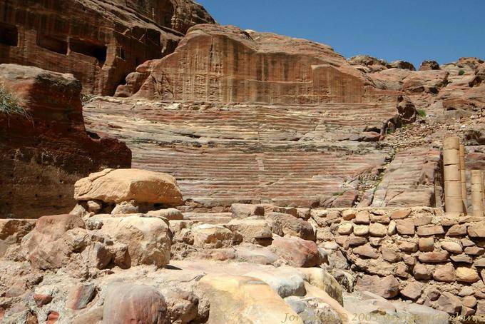 Überreste des Theaters durch ein Erdbeben im Jahre 363, Petra Khubta beschädigt - Jordanien
