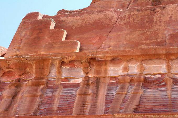 Close-up auf einem Grab auf der Straße der Fassaden in Petra Khubta - Jordanien