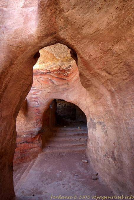 Passage zwischen Zimmern mit Schritten, Petra Khubta - Jordanien