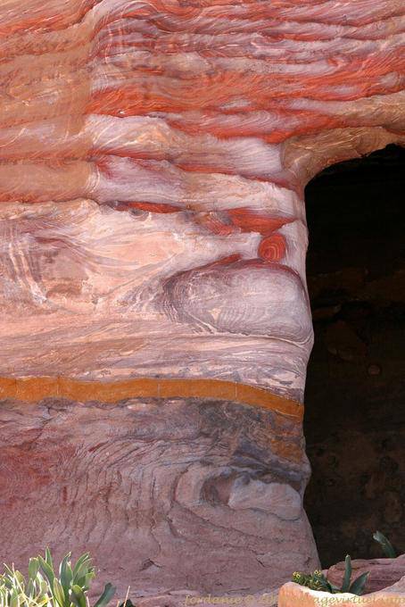 Stapel von Schichten am Eingang zu einem Grab, Petra Khubta - Jordanien
