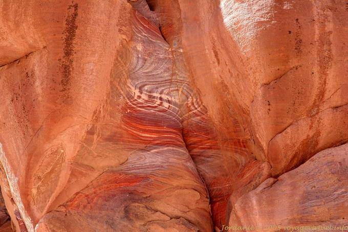 Mitarbeiter bunten Sandsteinformen, Petra Khubta - Jordanien