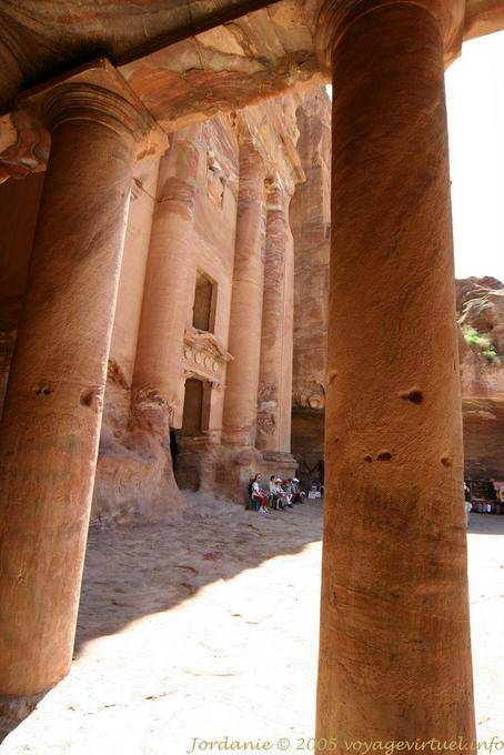 An der Seite der Stirn Innenhof Urne Tomb, Petra Khubta - Jordanien