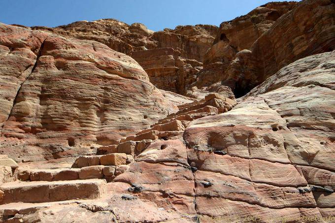 Steinstufen zum Wahrzeichen, Petra Khubta führenden - Jordanien