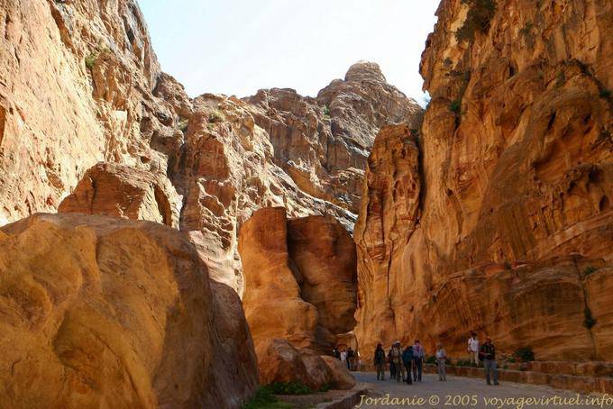 Touristen auf dem Weg zwischen Felsen, Petra Siq - Jordanien