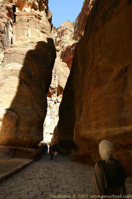 Ein Teil des engen Siq kurz vor Erreichen des Khazneh, Petra - Jordanien