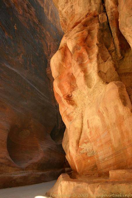 Felsen von der Sonne, Petra Siq beleuchtet - Jordanien