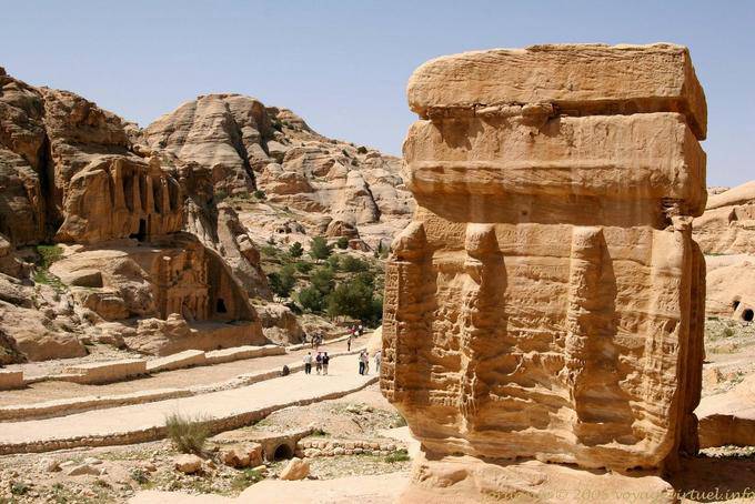 Gaia Necropolis und das Grab Turm im Vordergrund, Petra Siq - Jordanien