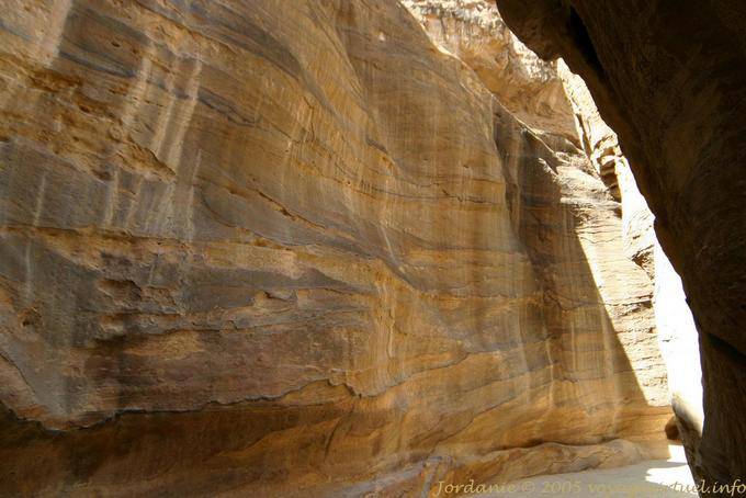 Bunte Felsen der Störung, Siq, Petra - Jordanien