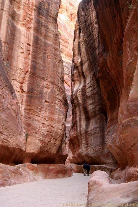 Die Nähe des Siq Schlucht erreichte stellen hundert Meter hoch, Petra - Jordanien