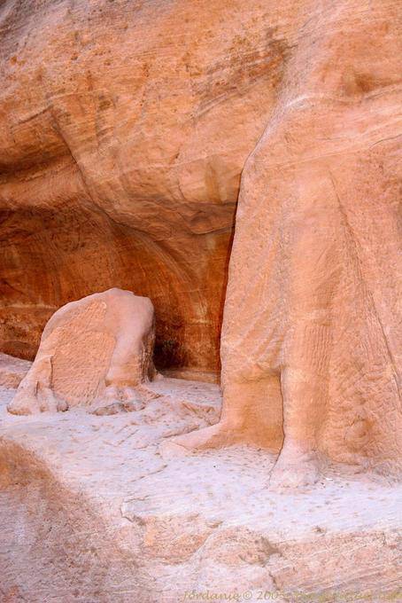 In eine Tunika Skulptur von einem Kamel gekleidet und penetrant barfuß im Siq, Petra - Jordanien