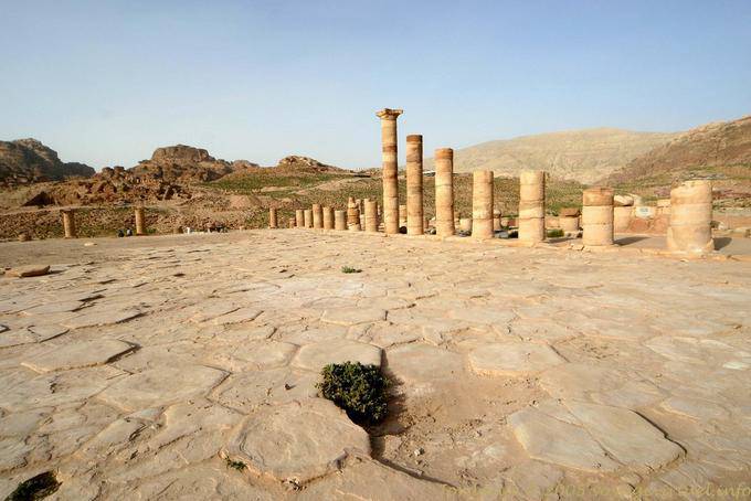 Spalten rund um die Temenos des großen Tempels, Petra Unterstadt - Jordanien