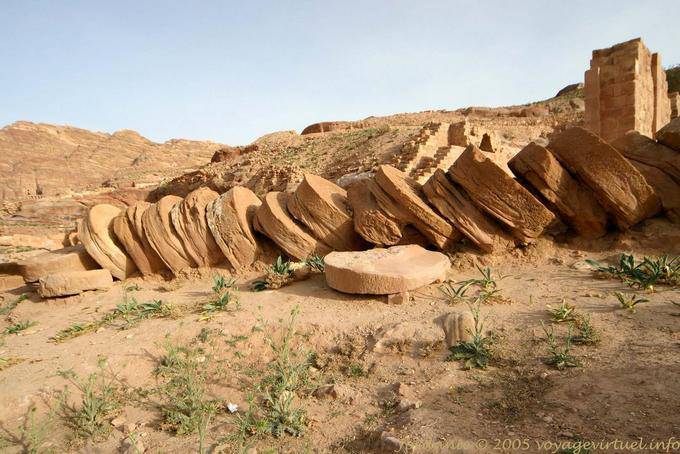 Scheiben einer Säule zusammengebrochen Petra Unterstadt - Jordanien