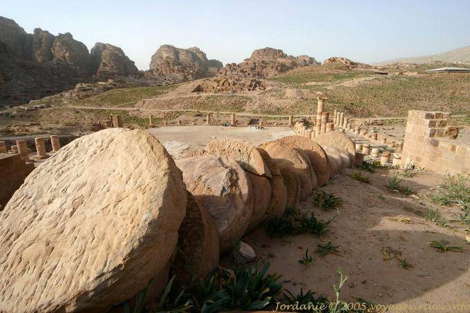 Geschnitten Säule über den Temenos des großen Tempels, Petra Unterstadt - Jordanien