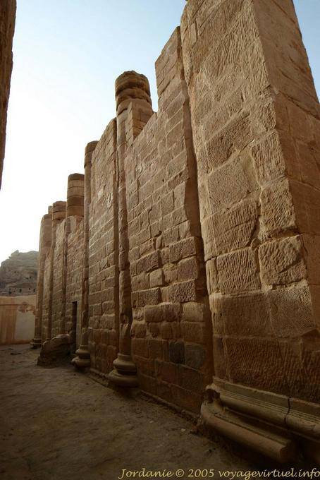 Zwischen den Wänden und Säulen des Tempels, Petra Unterstadt - Jordanien