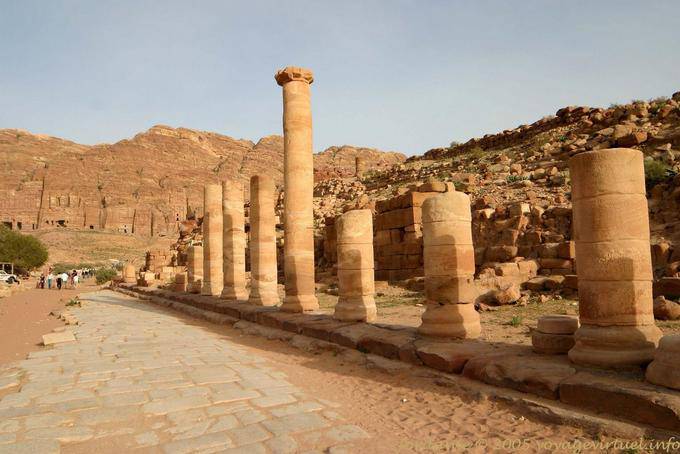 Der große Säulenhalle, Zentralarterie der Stadt, Petra Unterstadt - Jordanien