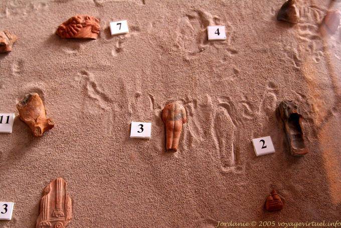 Fragmente von Skulpturen in den Sand von Petra Unterstadt ausgestellt - Jordanien