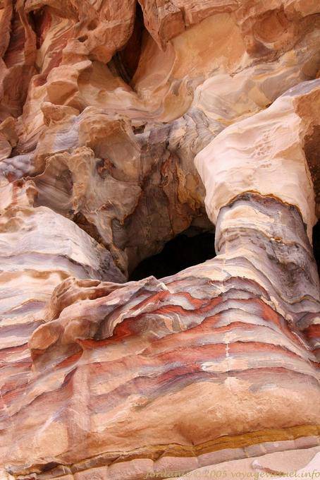 Hole in rosa und gelben Sandstein, Petra Unterstadt - Jordanien