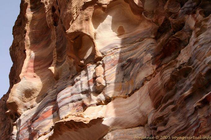 Strata und Erosion in der Felswand, Petra Unterstadt - Jordanien