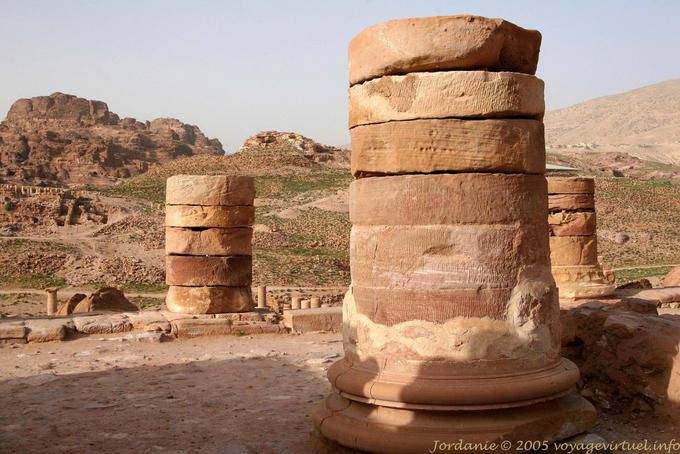 Steinplatten bilden Spalte Petra Unterstadt - Jordanien