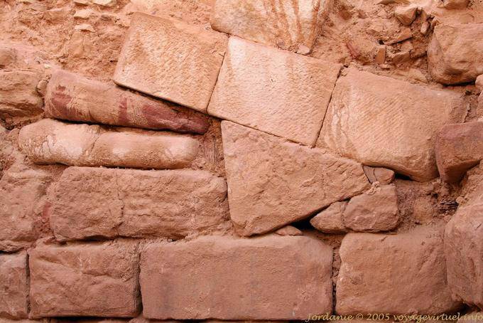 Steine Zusammensetzung, die eine Wand des Tempels, Petra Unterstadt - Jordanien