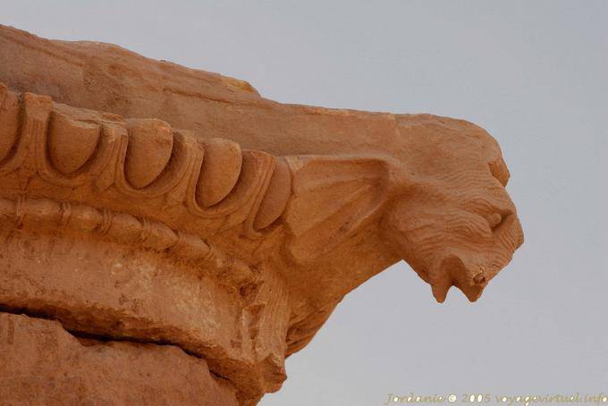 Spalte Detail mit Dekoration in Form von Tierköpfen, Petra Unterstadt - Jordanien