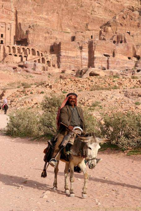 Passage eines Esels und seines Meisters, Petra Unterstadt - Jordanien