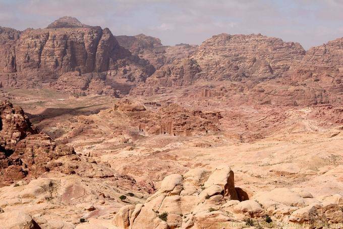 Sicht auf das Tal von der Jabal Al-Khubtha, Petra Unterstadt - Jordanien