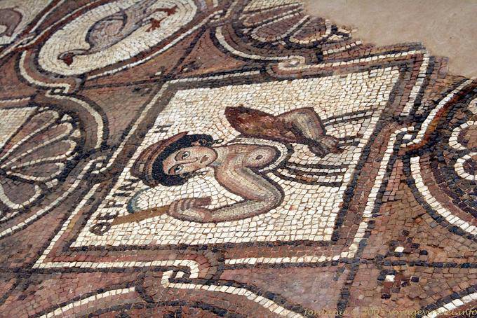 Die Frau an der Fisch-Mosaik der byzantinischen Kirche von Petra - Jordanien