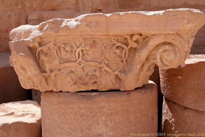Column Kapital zur künstlerischen Interlacing, Kirche, Petra Unterstadt - Jordanien