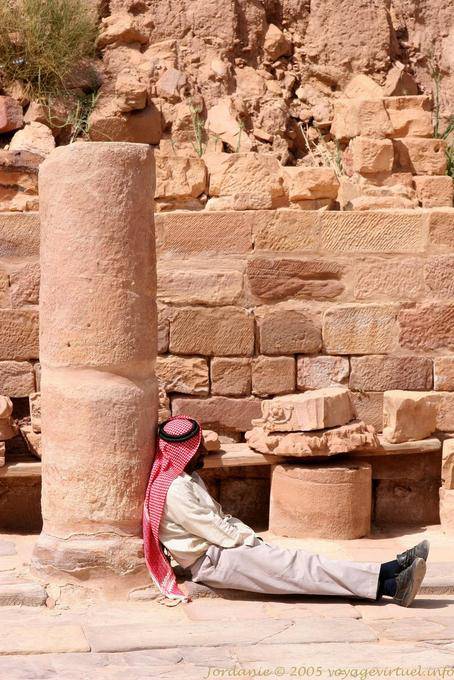 Nickerchen im Schatten einer Säule, Petra Unterstadt - Jordanien