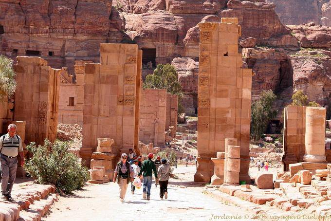 Der Triumphbogen auf dem Cardo Maximus, Petra Unterstadt - Jordanien