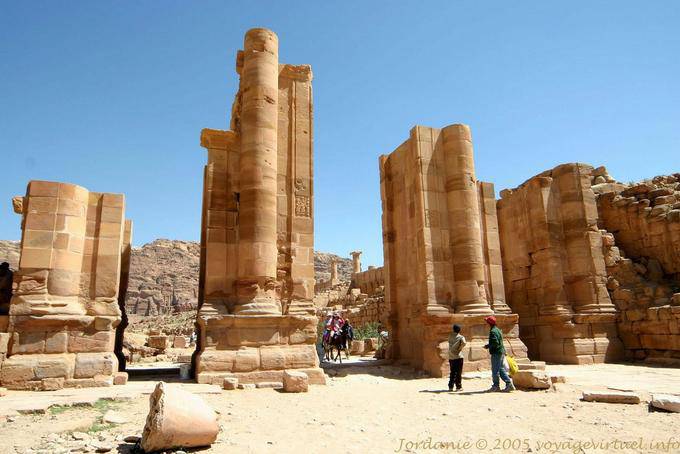 Ein weiterer Blick auf den Triumphbogen der Kolonnaden Straße, Petra Unterstadt - Jordanien