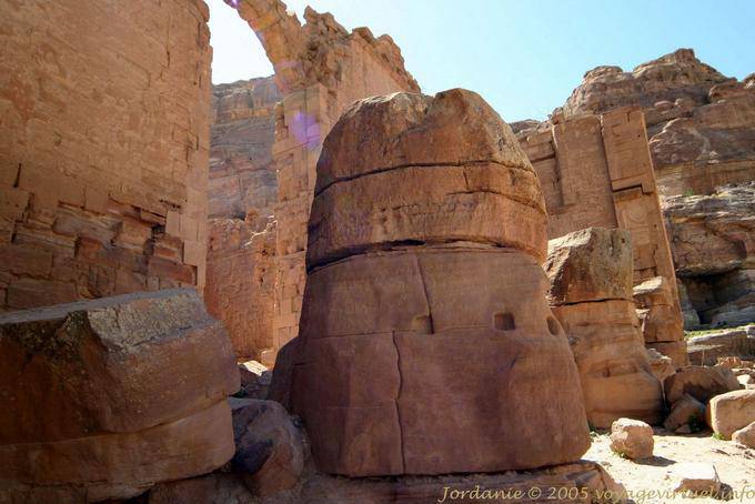 Vor dem Tempel des Dushares, Qasr al Bint, Petra Unterstadt - Jordanien