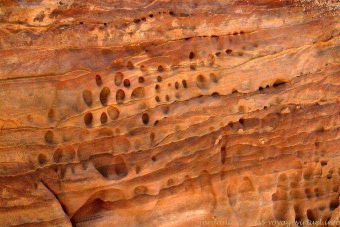 Abgerundete Löcher in der Felswand, Petra Zib Attuf - Jordanien