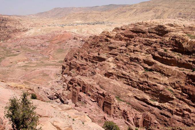 Panoramasicht auf das High Place of Sacrifice in Petra - Jordanien